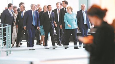 德国总理默克尔（中）、法国总统马克龙和其他欧盟领袖在G20预备会议结束后，走向记者会现场。默克尔预告，会在G20峰会上与美国谈气候议题。