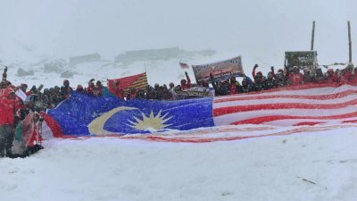 参与者不惧严寒完成“2017年安娜普纳媒体及消拯队挑战任务”，纷纷激动欢呼，并在安娜普纳大本营上将国旗立起。