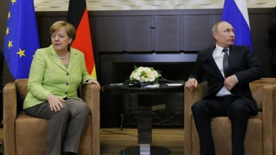 德国总理默克尔（左）到访索契会晤俄国总统普京，两人的互动凸显双方分歧之大。