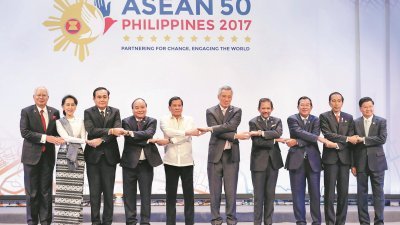 东盟首脑峰会周日在菲律宾首都马尼拉举行，东盟10国领导人在会上手牵手合照。