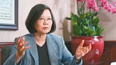 台湾总统蔡英文在就职周年前夕，接受《联合报》专访，抛出“新情势、新问卷、新模式”的两岸关系互动“三新”主张。