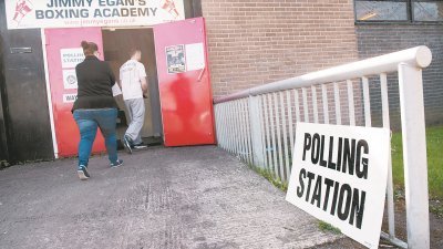在曼切斯特，选民周四进入投票站投票，准备选出大曼切斯特区市长。
