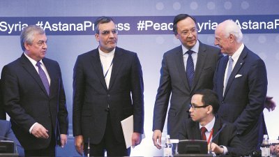俄罗斯和谈特使拉夫连季耶夫（站者左起）、伊朗外交部副部长安萨里、哈萨克外交部长阿布德拉赫曼诺夫，以及联合国特使德米斯图拉，周四在叙利亚问题阿斯塔纳和谈会议上交谈。