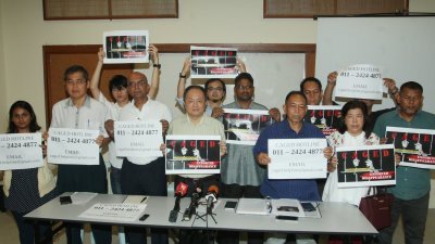 许景城夫人刘秀玉（右2）与非政府组织成员高举海报，希望警方能让一系列的失踪案水落石出。右起纳兹、马纳登、西文、范平东、拉玛、廖国华及美娜。
