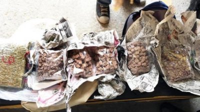 新加坡移民与关卡局人员，在入境新加坡的巴士内发现一个背包藏有大量毒品。