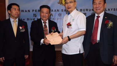 马袖强（右2）见证马来西亚燕窝总商会第一届理事会宣誓就职典礼后，与马珪福（左2）一起展示宣誓书。左起为翟毅勃和包久星。