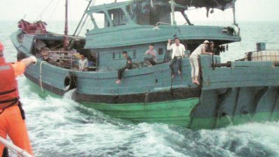 一艘中国渔船周六在澎湖外海越界捕鱼，遭台湾海巡队拦捕，为了阻止海巡船靠近，船员攀在船舷上以人肉碰垫的方式，阻止船艇靠近。