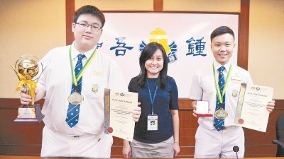 钟灵中学老师连薇菁（中）将带领庄展亦（左起）及郭献靖，到美国参加英特尔国际科技工程大奖赛。