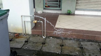 峇株市区的商店水表相信是遭人偷窃，而导致水喷洒满地，商家对此大叹无奈！