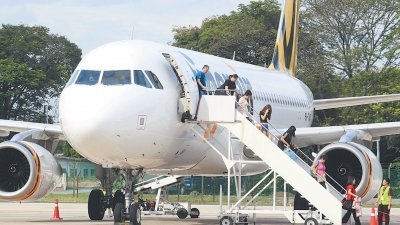 大臣建议重启怡保直飞印尼棉兰的航班，并推出联合旅游配套，促进两地旅游业发展。
