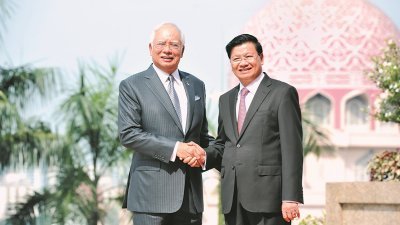 纳吉（左）欢迎通伦西苏里到访马来西亚。