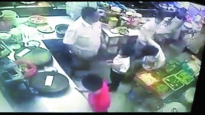 长达7分钟的视频中，可见一名少年在老板指示下，拉扯及殴打3名身心障碍的员工。