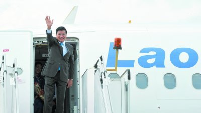 通伦西苏里登上寮国政府专机，从吉隆坡国际机场大红花贵宾厅飞离大马。