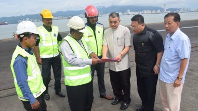 港务局运营主任阿诺（前排左2起）及保安主任阿兹瓦迪向陈德钦汇报筹备工作进展，陈诠峰及吕启泰陪同。