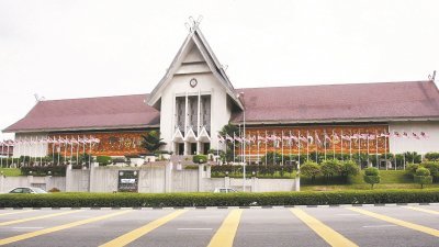 国家博物馆位于湖滨公园附近，建筑宏伟，设计具有马来宫廷的古典风格。