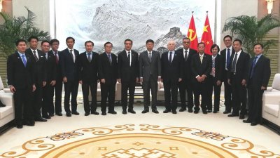 廖中莱（左8）率领马华领袖拜访中联部部长宋涛（右8）。 右7为马华署理总会长魏家祥。