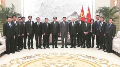 廖中莱（左8）率领马华领袖拜访中联部部长宋涛（右8）。 右7为马华署理总会长魏家祥。