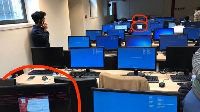 据信为中国一所大学的桌面电脑，有几部弹出了勒索病毒软件的介面。