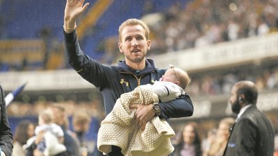 攻入次球的托登罕热刺射脚哈里-凯恩在主场与曼联的比赛后，抱著女儿向著白鹿巷球场进行了告别。