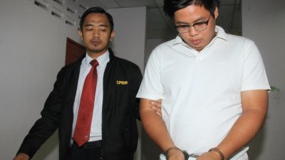 被告黄健达（译音，右）被控贿赂取缔行动执法人员。