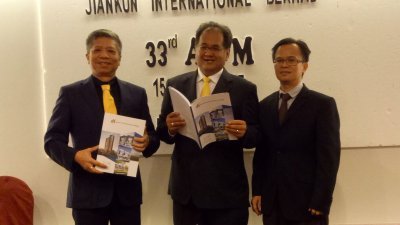 健坤国际执行董事冯加庆（左起）、林进财与财政总监黄国丰，出席股东大会后的记者会。