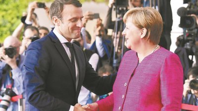 马克龙遵从法国历任总统的传统，上任后首先访问柏林，与德国总理默克尔会面，两人决心进一步整合欧盟。