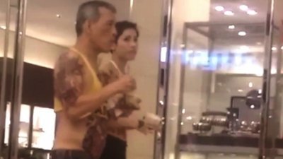 面子书一段影片显现泰王哇集拉隆功穿背心露纹身逛商店，令泰国当局震怒。