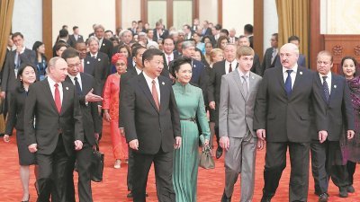 中国国家主席习近平（前排左2）周日在夫人彭丽媛的陪同下，和参与“一带一路”高峰论坛的国家领袖和代表，一同步入宴会厅。