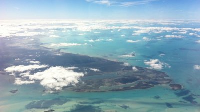百慕达三角常传出发生超自然现象及违反物理定律的事件，传闻许多经过的船只、飞机及人员会“神秘失踪”。