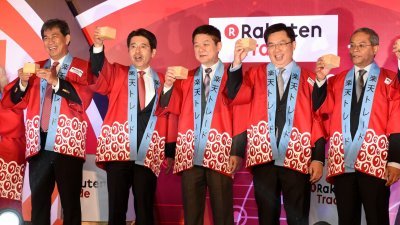 达祖丁阿丹（左起）、楠雄治、李志亮及一众嘉宾，为庆祝“iSPEED.my”股票交易平台的诞生而“干杯！”。