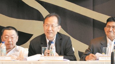BLD种植秘书刘利人（左起）、刘利康、执行董事旺阿迪拉哈密出席股东大会。