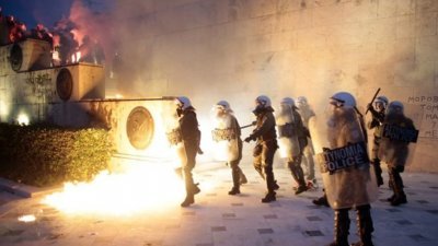 希腊民众和警方爆发激烈冲突。
