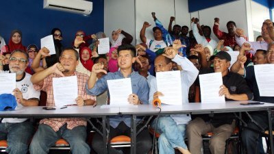 霹州土著团结党15区部的代表呼吁慕尤丁辞职，否则霹州将出现退党潮。前左2起为阿斯玛迪、阿兹鲁、莫哈末哈山及阿尤哈辛。