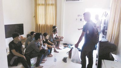 警方突击米那务固度假村的2间房间，逮捕这群受毒品影响，在现场开音乐跳舞的男女。