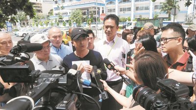 王德祥（左4）在金马警局前向媒体表示，盼大马政府可协助他们，同时获得一个合理的交代。