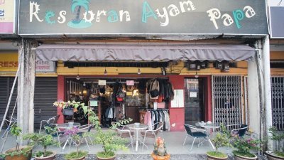 Ayam Papa餐厅外观看似与一般餐厅无异，但内则彷如展览馆般摆满了各式收藏品。