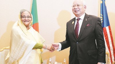 纳吉（右）在出席“阿拉伯伊斯兰美国峰会”期间，与孟加拉总理谢赫哈西娜会面。