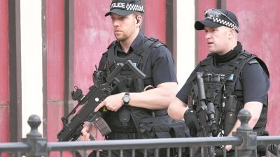 曼彻斯特周一晚上发生恐怖袭击，警方随即加强周边的戒备，周二可见有持枪警员在体育馆外巡逻。