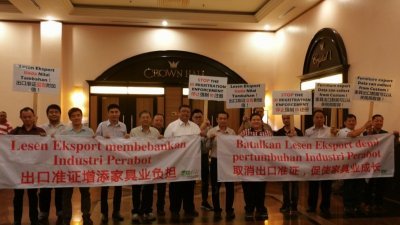 戴春平（左7）和隆雪家具公会会员拉布条及高举大字报，反对大马木材工业局要落实家具出口准证措施。