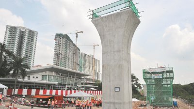 位于瓜雪路旁柏丽玛白沙罗的工地，竖立了第二捷运工程的第一根高架柱，7月也会正式安装节段性箱梁。（摄影：邱继贤）