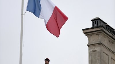 法国总统府爱丽舍宫，周三为曼彻斯特降半旗，悼念恐袭遇难者。