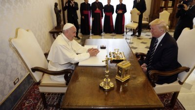 教宗方济各（左）周三在书房内，与特朗普进行了约20分钟会谈。