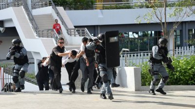 隆市警方今日举行反恐演习，为今年8月即将举行的“第29届东南亚运动会”做准备。（摄影：颜泉春）