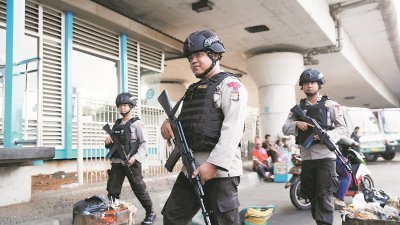 雅加达周三晚发生连环炸弹袭击，印尼警方定调为“恐怖攻击”，警员事后在巴士车站展开巡逻。