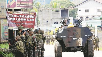 菲国军警于周四在棉兰老岛马拉维市，在装甲车掩护下向极端组织马巫德发动攻势。