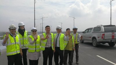 雪州公共账目委员会主席黄瑞林（右3）偕同一行人巡视巴生第三大桥，满意整体工程的完成度；左2起为阿妮塔、罗兹雅、黄田志、黄瑞林及阿都拉尼。
