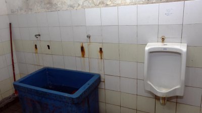 巴生中路大巴刹公共厕所仅剩下一个尿斗，其他2个不翼而 飞，疑遭宵小偷窃。