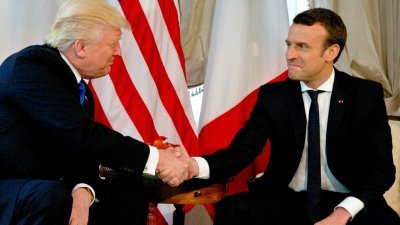 特朗普与法国总统马克龙握手时，明显看出双方都很用力。