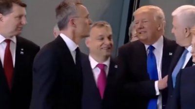 视频拍下特朗普推开黑山总理若无其事走上前排。