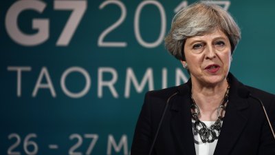 英国首相特丽莎梅周五在G7的记者会上表示，反恐战役已从战场转向网络。由于曼彻斯特日前发生演唱会恐怖袭击，特丽莎梅只出席了首日的会议，便返回英国。